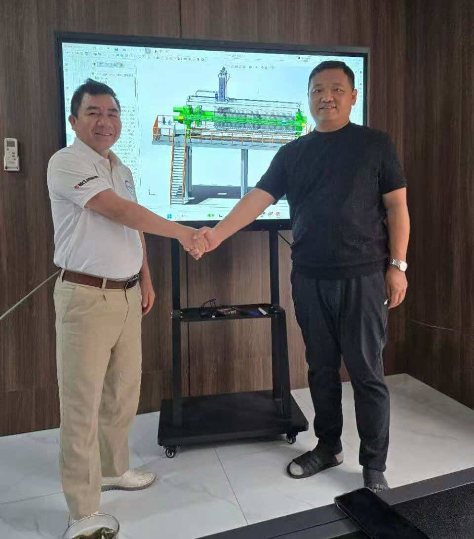 JW-Filter-Press-Group-Photo-with-Customers-5